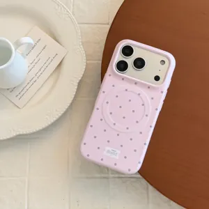 Vue détaillée de la coque iPhone rose à pois avec anneau magnétique sur plateau