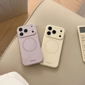 Due custodie minimaliste per iPhone MagSafe nei colori viola e crema su base morbida