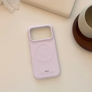 Détail d'une coque iPhone lavande avec motif éclaboussures et anneau MagSafe