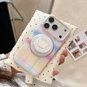 Vue détaillée de la coque iPhone arc-en-ciel avec support magnétique petit ours.