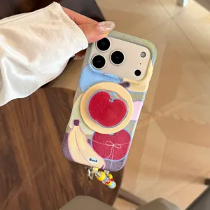 Close-up van iPhone-hoesje met fruitgraffiti en geïntegreerde ringhouder