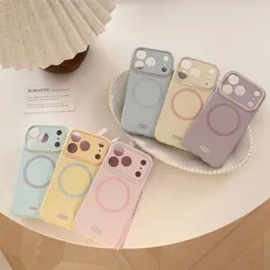 Collection de coques iPhone magnétiques MagSafe aux couleurs pastel sur une petite table