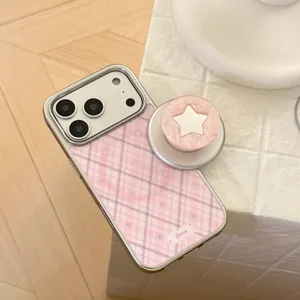 Vue détaillée d'une coque iPhone à carreaux roses avec motif d'étoiles et support assorti