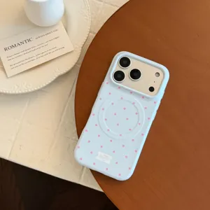Détail de la coque iPhone mate bleu clair avec pois roses et anneau magnétique