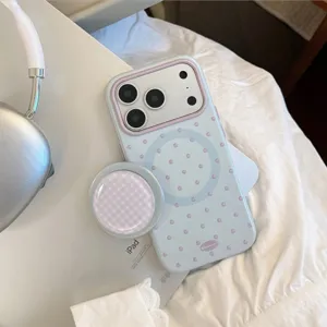 Détail d'une coque de téléphone magnétique bleu clair à pois avec support assorti
