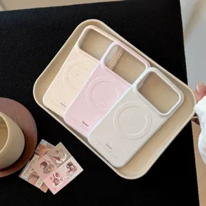 Détail de coques iPhone MagSafe mouchetées en rose, bleu et beige pastel