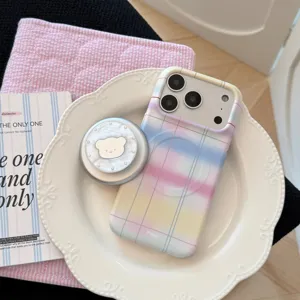 Détail de la coque iPhone à carreaux pastel avec support magnétique ours nacré