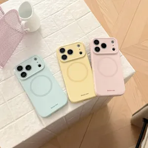 Tre custodie magnetiche per cellulari in verde menta, giallo e rosa su piastrelle