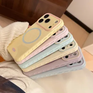 Détail montrant les couleurs de la coque MagSafe à motifs de cœurs pour iPhone