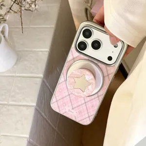 Détail d'une coque iPhone à carreaux roses avec un support de téléphone en étoile