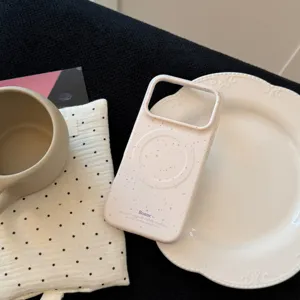 Gros plan d'une coque de téléphone magnétique rose à éclaboussures sur une assiette blanche