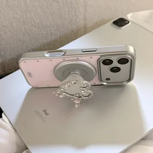 Vue détaillée d'une coque iPhone métallique avec support anneau magnétique en strass