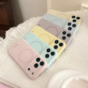 Varietà di custodie magnetiche per iPhone color pastello con anello MagSafe su tessuto