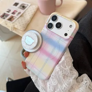 Vue détaillée d'une coque de téléphone à carreaux irisés avec support d'ours magnétique