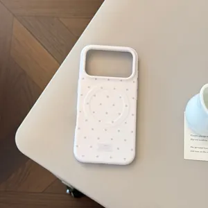 Détail de coque iPhone blanche mate à pois gris avec anneau magnétique intégré