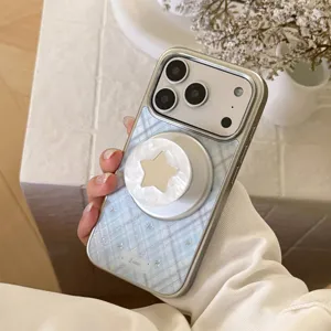 Gros plan d'une coque iPhone en nacre avec motif à carreaux bleus et support étoile