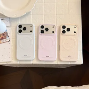 Trois coques iPhone pastel à motif éclaboussures avec anneau magnétique sur carrelage.