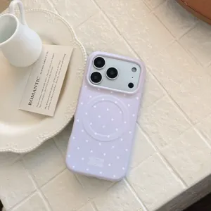 Vue détaillée d'une coque de téléphone magnétique à pois lavande et fini mat