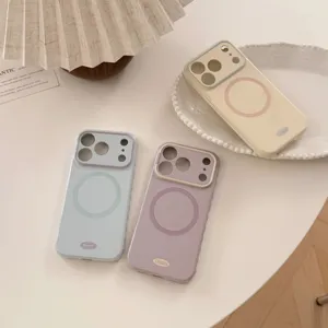 Gros plan sur des coques iPhone MagSafe minimalistes en bleu pastel et lilas doux