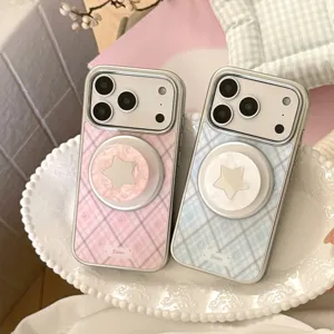 Détail de coques iPhone en nacre avec support étoile et motif à carreaux pastel