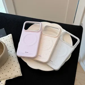 Détail de trois coques iPhone MagSafe mouchetées en violet pastel, crème et gris clair.