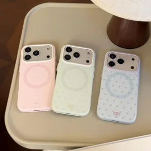 Gros plan de trois coques iPhone à pois avec MagSafe en rose, menthe et bleu clair.