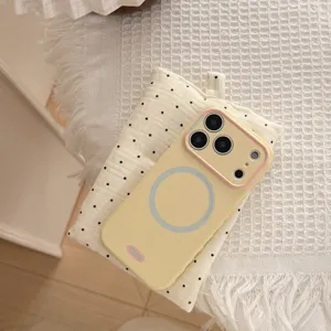 Coque iPhone magnétique jaune pâle minimaliste avec contour de caméra rose et logo