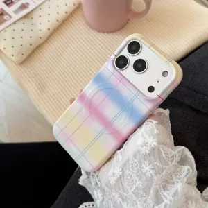 Détail d'une coque de téléphone magnétique à carreaux pastel avec manche en dentelle