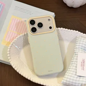 Détail d'une coque de protection souple pour iPhone vert menthe à pois macaron et cadre crème