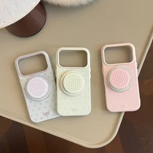 Vue détaillée des coques iPhone à pois avec des paillettes et un support magnétique