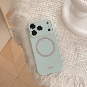 Gros plan d'une coque iPhone MagSafe vert clair minimaliste avec cadre de lentille coloré