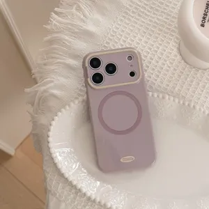 Vue détaillée de la coque iPhone magnétique violette avec anneau de caméra contrasté beige