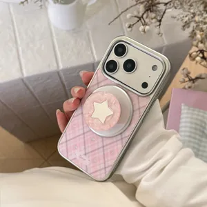 Gros plan d'une coque iPhone à carreaux roses avec support magnétique en étoile