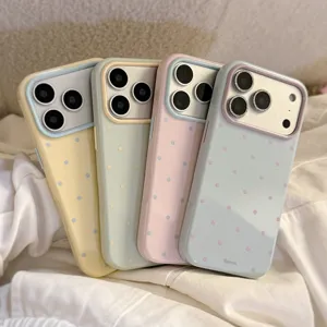 Groupe de coques iPhone à pois macaron en quatre couleurs pastel sur tissu doux
