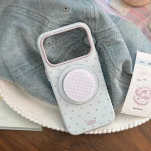 Détail d'une coque iPhone bleu clair à pois pailletés avec support violet intégré