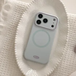 Détail de la coque iPhone MagSafe vert menthe minimaliste avec protection de caméra.