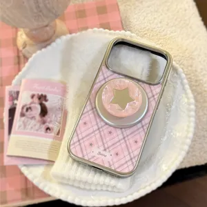 Vue détaillée de la coque iPhone à carreaux roses avec support magnétique étoile de mer