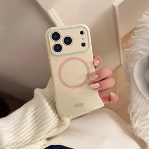 Vue détaillée d'une coque iPhone magnétique crème avec un cadre de caméra bleu élégant.