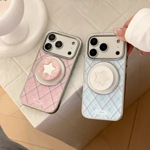 Gros plan détaillé de coques iPhone à carreaux rose et bleu avec supports étoiles magnétiques