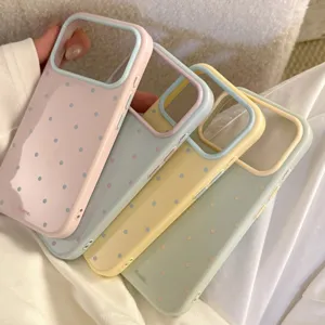 Vue détaillée de coques souples à pois de couleur macaron pour les modèles iPhone