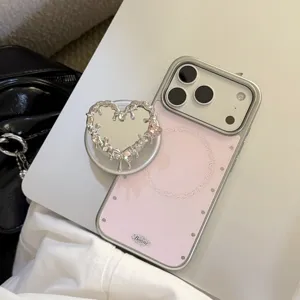 Vue détaillée d'une coque rose pour iPhone 16 avec miroir cœur et support magnétique