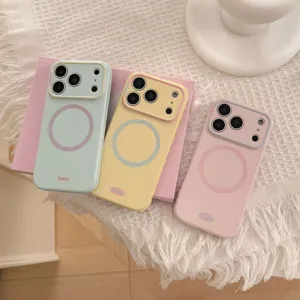 Détail de coques en silicone MagSafe pour iPhone en bleu pastel, jaune et rose tendre.