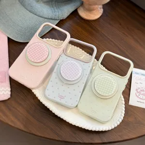 Détail de trois coques de téléphone pastel à pois avec supports magnétiques sur un plat.
