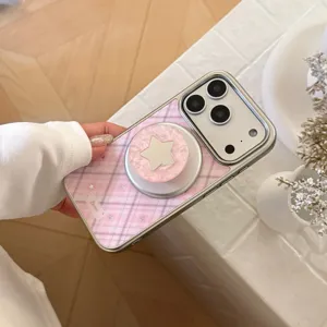 Vue détaillée d'une coque iPhone à carreaux roses élégante avec un support en marbre et étoile.