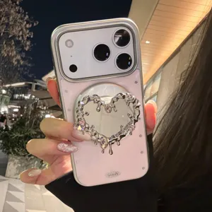 Gros plan d'une coque iPhone rose avec un support magnétique en forme de cœur argenté miroir