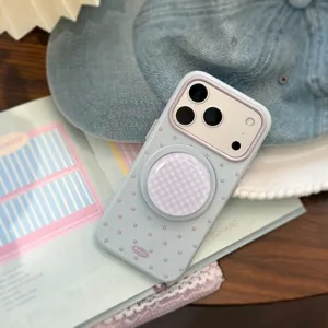 Gros plan d'une coque iPhone bleu clair à pois avec paillettes et support magnétique