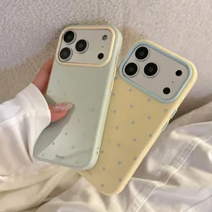 Vue détaillée de coques iPhone à pois de couleurs macaron en vert et jaune pastel doux