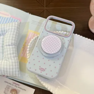 Détail de la coque iPhone à pois bleu clair avec support magnétique et perles