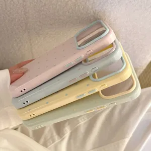 Gros plan de coques de téléphone à pois empilées en couleurs macaron contrastées.