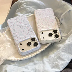 Detalle de fundas magnéticas para iPhone con flores sobre una bandeja decorativa